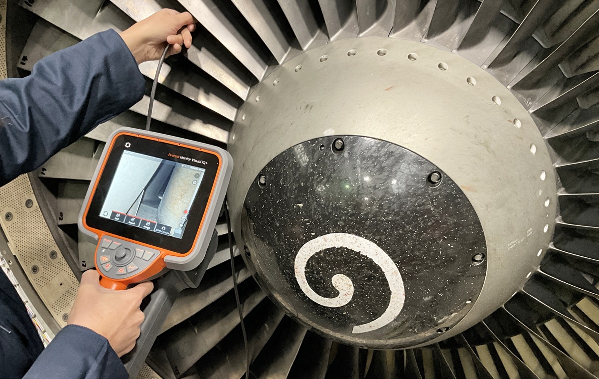使用工業內窺鏡檢測發動機